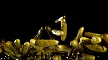 Süper yavaş çekimde salatalık turşusu. Yüksek kaliteli FullHD görüntüler