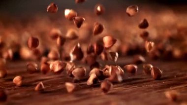 Süper yavaş çekimde karabuğday düşüyor. Yüksek kaliteli FullHD görüntüler