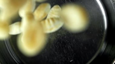 Süper yavaş çekim İtalyan gnocchi 'si. Yüksek kaliteli FullHD görüntüler