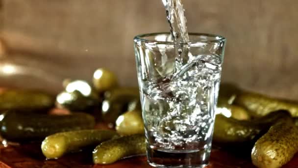 Vodka Super Lenta Vertida Copo Imagens Fullhd Alta Qualidade — Vídeo de Stock