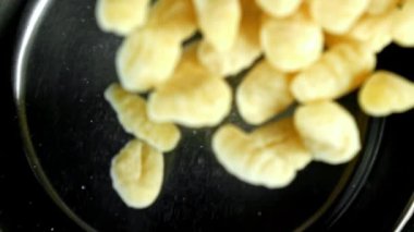 Süper yavaş çekim İtalyan gnocchi 'si. Yüksek kaliteli FullHD görüntüler