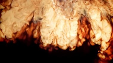 Süper yavaş çekim sütü sade kahveyle karıştırılır. Yüksek kaliteli FullHD görüntüler