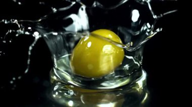 Süper yavaş çekimde taze zeytin. Yüksek kaliteli FullHD görüntüler