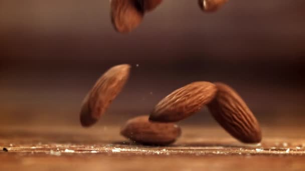 Mandle Přírodní Ingredience Kaskádovitě Dopadají Dřevěný Stůl Tento Detailní Makrofotografie — Stock video
