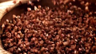 Süper yavaş çekimde karabuğday düşüyor. Yüksek kaliteli FullHD görüntüler