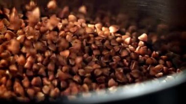 Süper yavaş çekimde karabuğday düşüyor. Yüksek kaliteli FullHD görüntüler