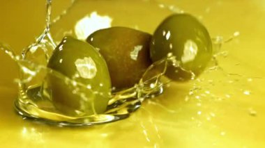 Süper yavaş çekimde taze zeytin. Yüksek kaliteli FullHD görüntüler