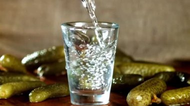 Süper yavaş çekimde votka bardağa doldurulur. Yüksek kaliteli FullHD görüntüler