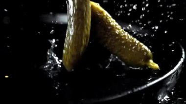 Süper yavaş çekimde salatalık turşusu. Yüksek kaliteli FullHD görüntüler