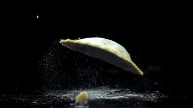 Süper yavaş çekimde İtalyan mantısı. Yüksek kaliteli FullHD görüntüler