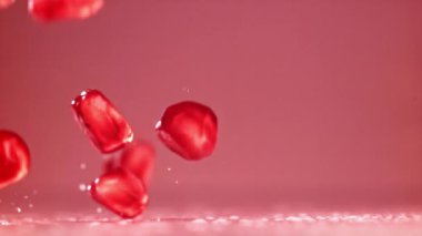 Süper yavaş çekimde nar tohumları. Yüksek kaliteli FullHD görüntüler