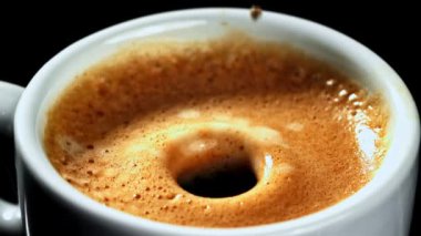 Tek kaynaklı kahvenin tadını çıkarın ya da ortasında bir delik olan eşsiz bir kahve fincanında servis edilen Küba espresso 'sunun, Kopi Tubruk gibi en sevdiğiniz Java içeceğini yudumlamak için mükemmeldir.