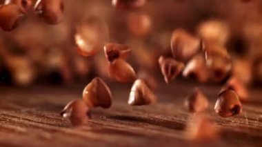 Süper yavaş çekimde karabuğday düşüyor. Yüksek kaliteli FullHD görüntüler