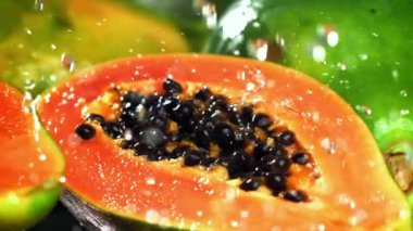 Süper yavaş çekimde taze papaya. Yüksek kaliteli FullHD görüntüler