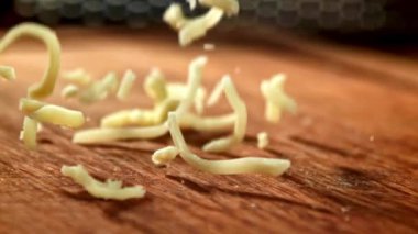 Süper yavaş çekimde dilimlenmiş peynir. Yüksek kaliteli FullHD görüntüler