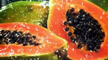 Süper yavaş çekimde taze papaya. Yüksek kaliteli FullHD görüntüler