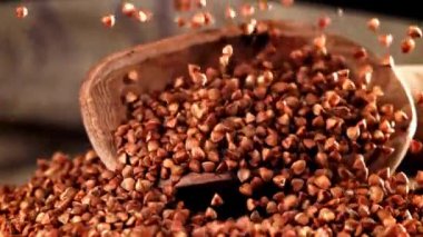 Süper yavaş çekimde karabuğday düşüyor. Yüksek kaliteli FullHD görüntüler