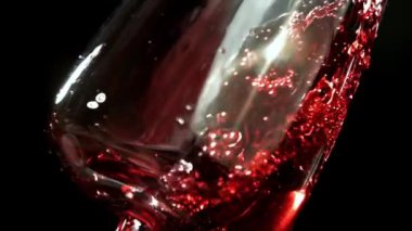 Süper yavaş çekimde kırmızı şarap. Yüksek kaliteli FullHD görüntüler