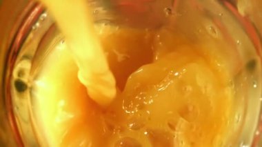 Süper yavaş çekimde taze mandalina suyu. Yüksek kaliteli FullHD görüntüler