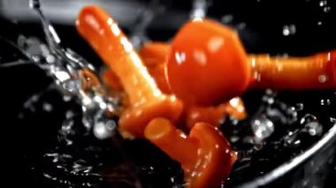 Süper yavaş çekimde mantar turşusu. Yüksek kaliteli FullHD görüntüler