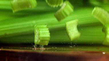 Süper yavaş çekimde taze kereviz. Yüksek kaliteli FullHD görüntüler