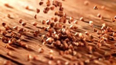 Süper yavaş çekimde karabuğday düşüyor. Yüksek kaliteli FullHD görüntüler