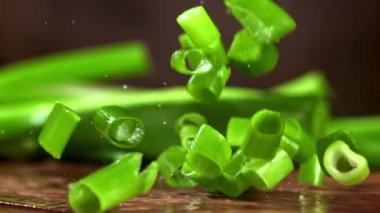 Süper yavaş çekim yeşil soğan. Yüksek kaliteli FullHD görüntüler