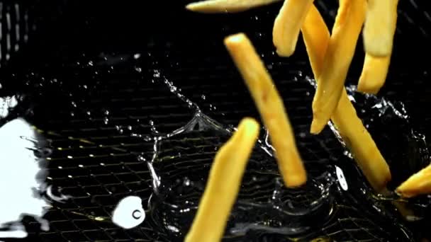 Super Zeitlupe Pommes Frites Werden Frittiert Hochwertiges Fullhd Filmmaterial — Stockvideo