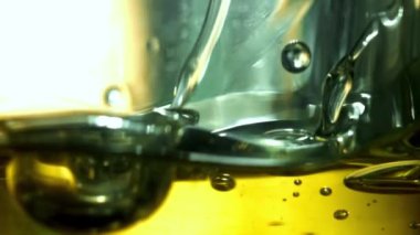 Su sıçramalı süper yavaş çekimde zeytinyağı. Yüksek kaliteli FullHD görüntüler