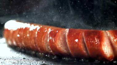 Süper yavaş çekimde sosisler tavada kızarır. Yüksek kaliteli FullHD görüntüler