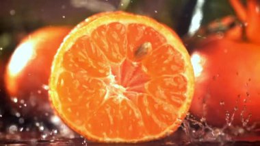 Süper yavaş çekimde taze mandalina. Yüksek kaliteli FullHD görüntüler