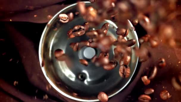 超慢运动咖啡豆在工作磨床 优质Fullhd影片 — 图库视频影像
