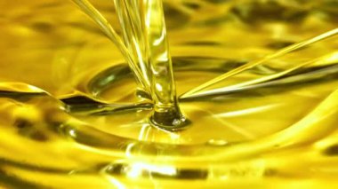 Su sıçramalı süper yavaş çekimde zeytinyağı. Yüksek kaliteli FullHD görüntüler
