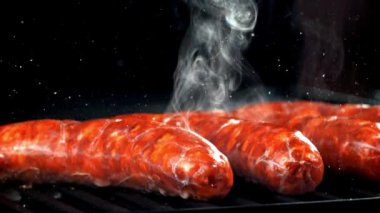 Süper yavaş çekimde sosisler tavada kızarır. Yüksek kaliteli FullHD görüntüler