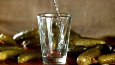 Süper yavaş çekimde votka bardağa doldurulur. Yüksek kaliteli FullHD görüntüler