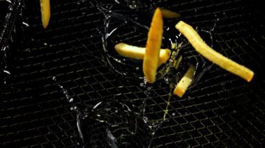 Süper yavaş çekimde patates kızartması yağda kızartılır. Yüksek kaliteli FullHD görüntüler