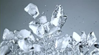 Süper yavaş çekim buz parçaları yükselir ve düşer. Yüksek kaliteli FullHD görüntüler