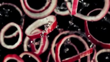 Çok yavaş hareket eden soğan halkaları ve bir damla su. Yüksek kaliteli FullHD görüntüler