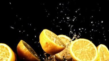 Süper yavaş hareket eden limon parçaları yukarı uçar ve aşağı düşer. Yüksek kaliteli FullHD görüntüler