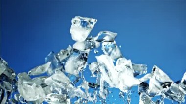 Süper yavaş çekim buz parçaları yükselir ve düşer. Yüksek kaliteli FullHD görüntüler
