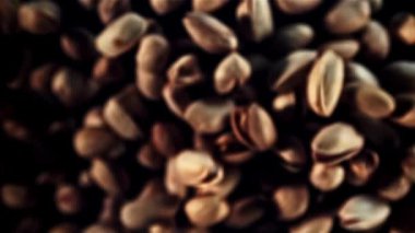 Süper yavaş çekim şam fıstıkları uçar ve düşer. Yüksek kaliteli FullHD görüntüler