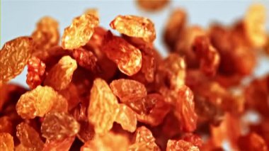 Kurutulmuş kuru üzüm, doğal bir süper yiyecek, beyaz bir yüzey üzerinde oturur, lezzetli bir yemek ya da tarifin içeriği olarak eklenmeye hazırdır.