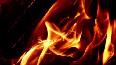 Süper yavaş çekimde şömine parlak bir odun ateşiyle yanıyor. Yüksek kaliteli FullHD görüntüler