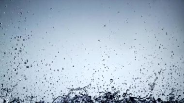 Süper yavaş çekimde su sıçrıyor. Yüksek kaliteli FullHD görüntüler