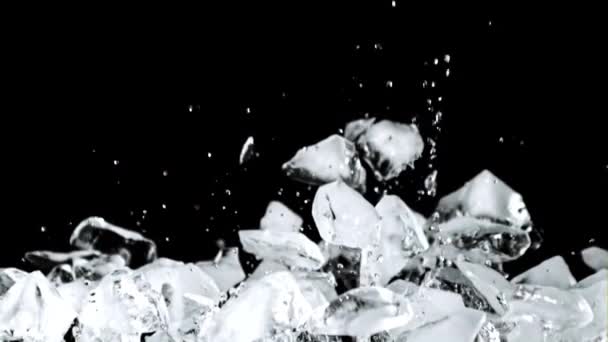 얼음의 슬로우 조각이 상승하고 아래로 떨어집니다 고품질 Fullhd — 비디오
