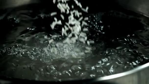 Reis Wird Einen Topf Mit Kochender Flüssigkeit Gegeben Einem Dunklen — Stockvideo