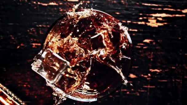 Superslow Motion Whisky Med Stänk Rinner Ett Glas Högkvalitativ Fullhd — Stockvideo