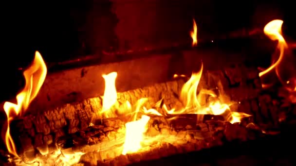 Süper Yavaş Çekimde Şömine Parlak Bir Odun Ateşiyle Yanıyor Yüksek — Stok video