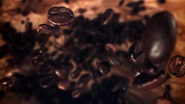 Kahve çekirdekleri düşüyor. Makro atış. 1000 fps 'de yüksek hızlı bir kamerayla çekildi. Yüksek kaliteli FullHD görüntüler