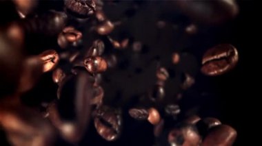 Kahve çekirdekleri düşüyor. Makro atış. 1000 fps 'de yüksek hızlı bir kamerayla çekildi. Yüksek kaliteli FullHD görüntüler